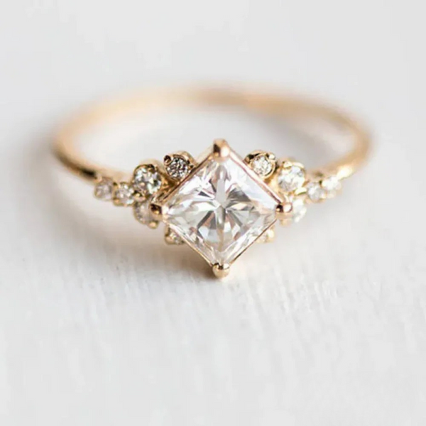Anello chic con eleganza regale