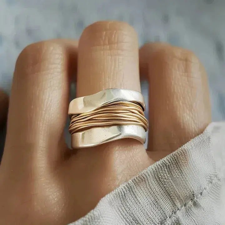 Anello d'argento con filo d'oro