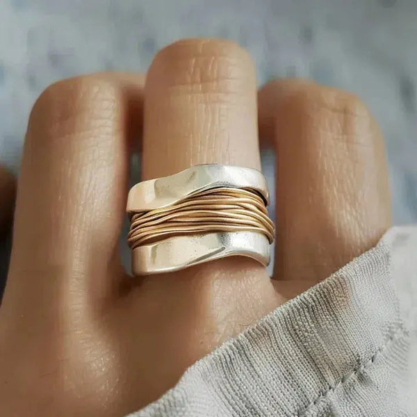Anello d'argento con filo d'oro