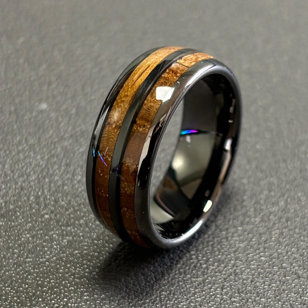 Anello di Legno Rustico Incastonato a Mezzanotte