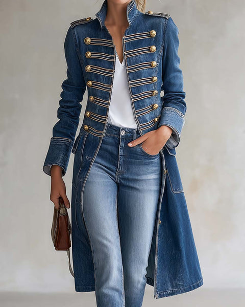 Cappotto in denim lungo e aderente in stile militare con bottoni dorati