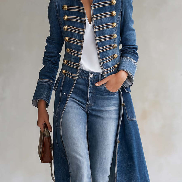 Cappotto in denim lungo e aderente in stile militare con bottoni dorati