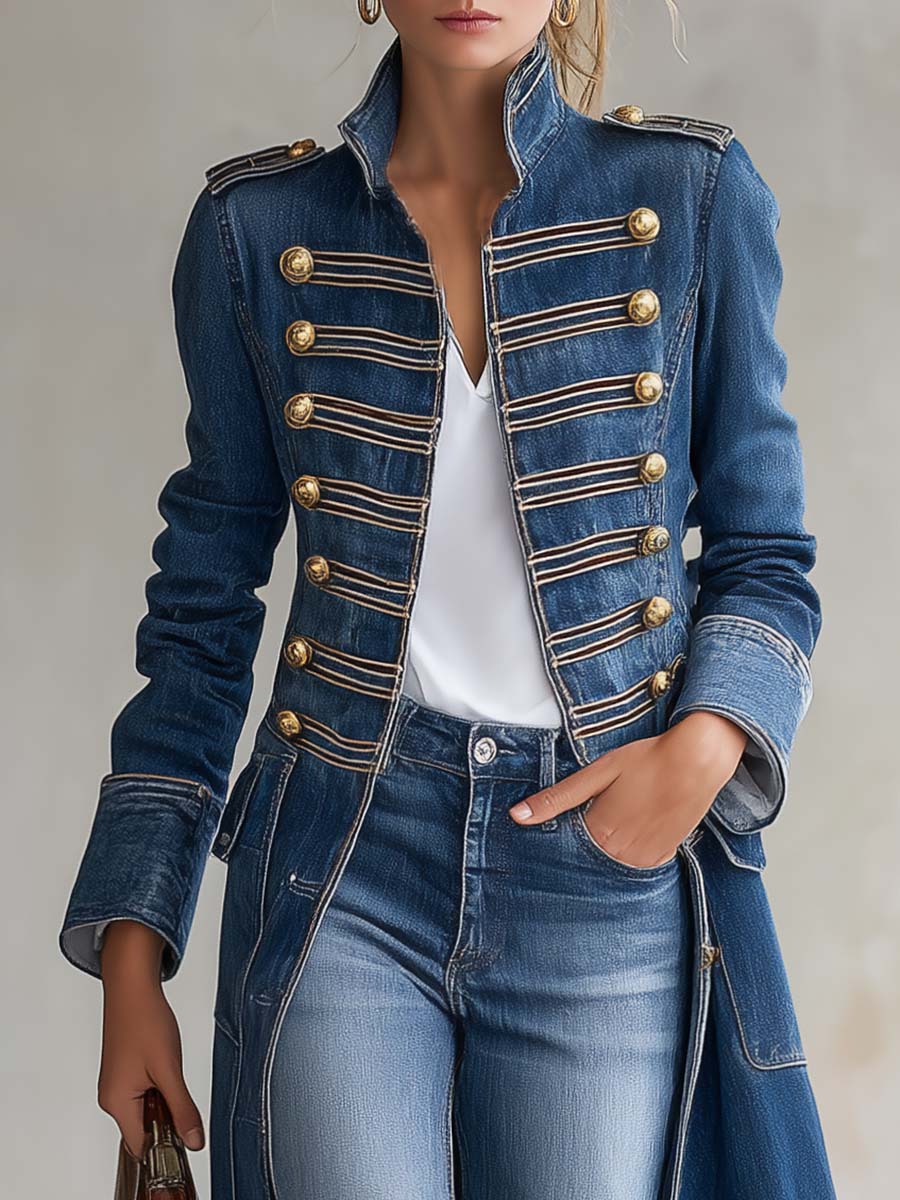 Cappotto in denim lungo e aderente in stile militare con bottoni dorati
