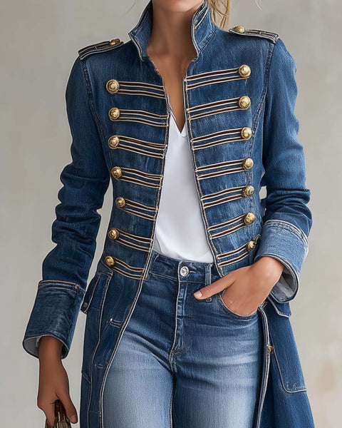 Cappotto in denim lungo e aderente in stile militare con bottoni dorati