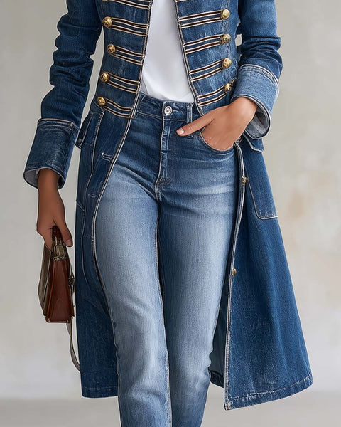 Cappotto in denim lungo e aderente in stile militare con bottoni dorati