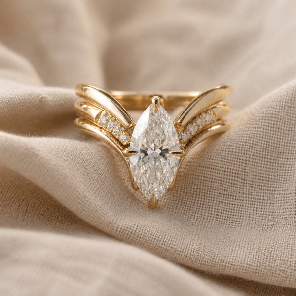Anello Elegante con Corona Dorata
