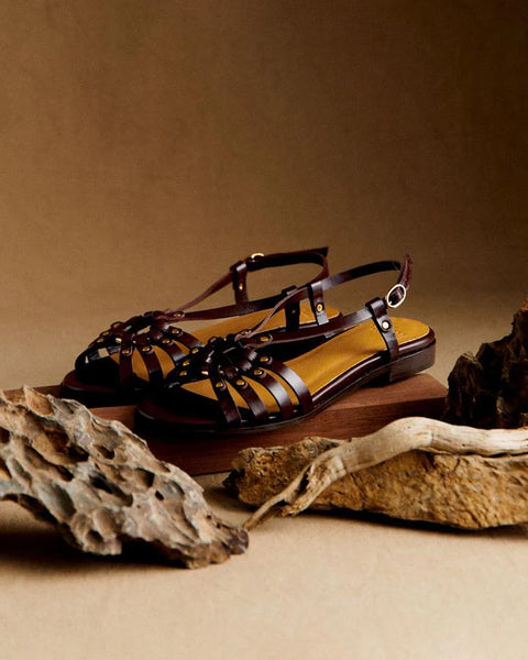 Sandali con borchie metalliche e intagli in marrone scuro