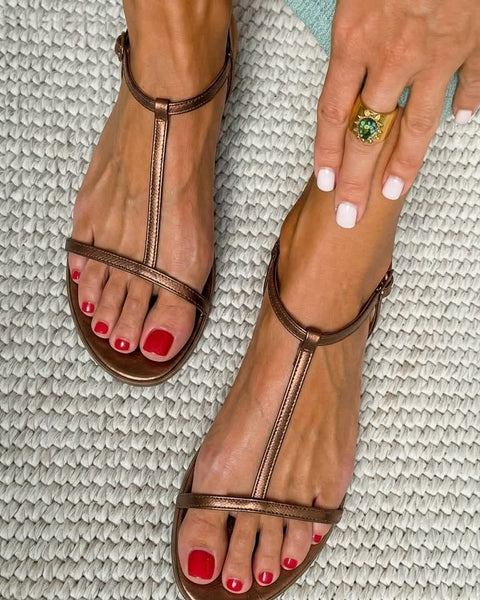 Sandali bassi metallizzati con cinturini a T