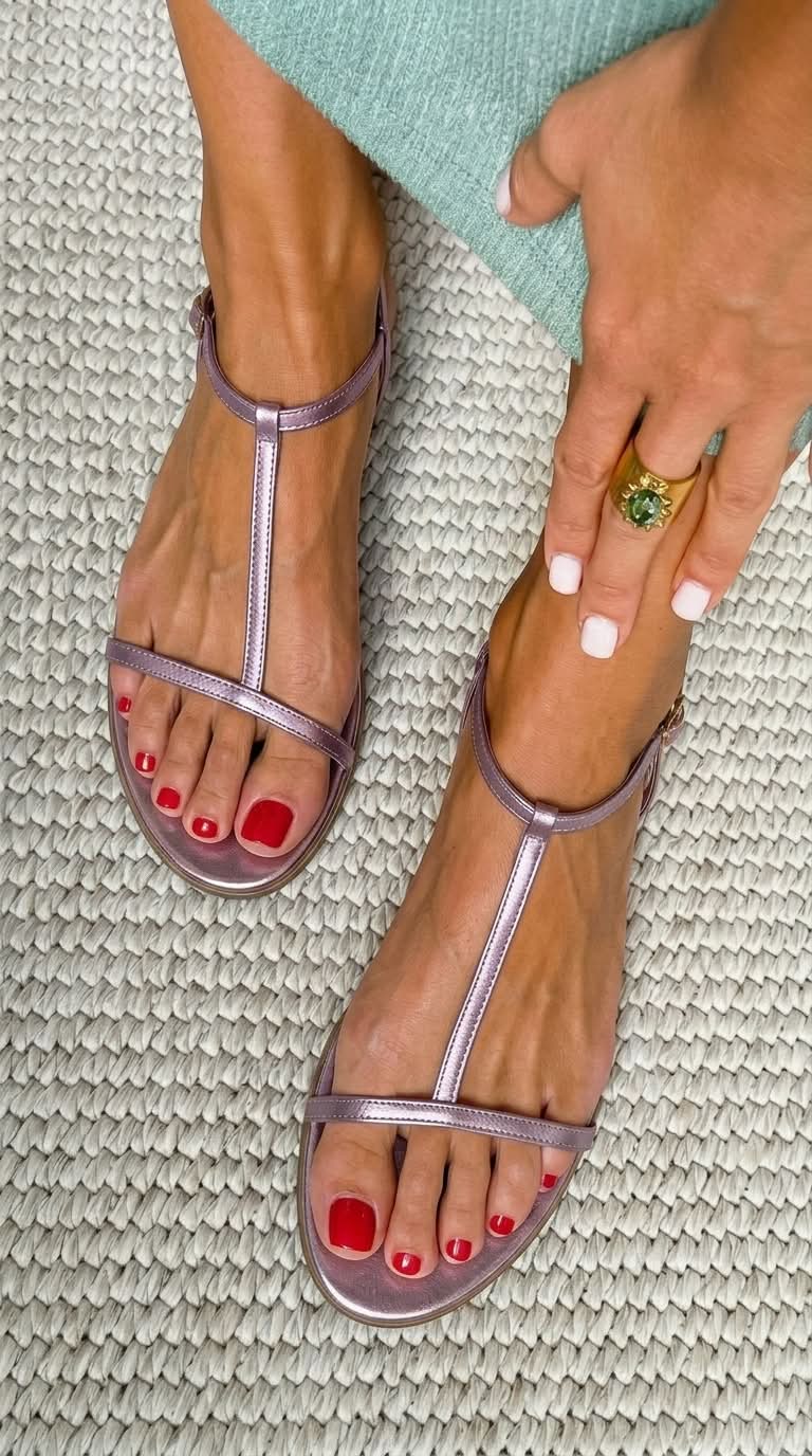 Sandali bassi metallizzati con cinturini a T