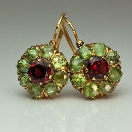 Orecchini vintage rotondi con cristalli verdi e rossi