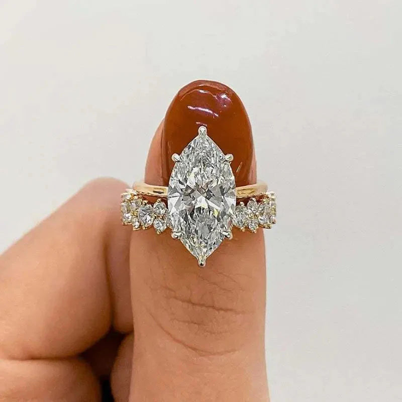 Anello in oro con diamante a taglio marquise