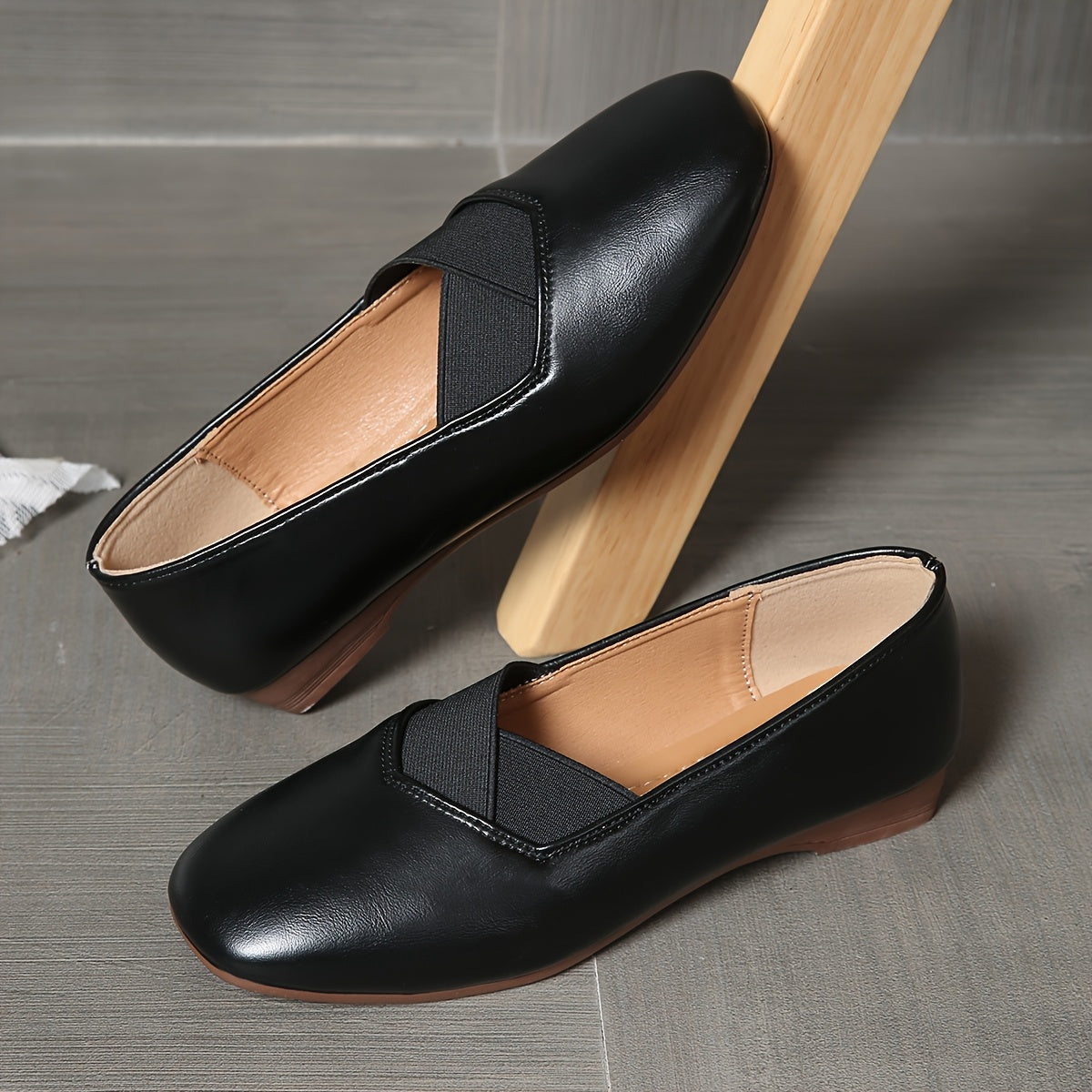 Delphine™ | Ballerine con cinturini incrociati e punta quadrata