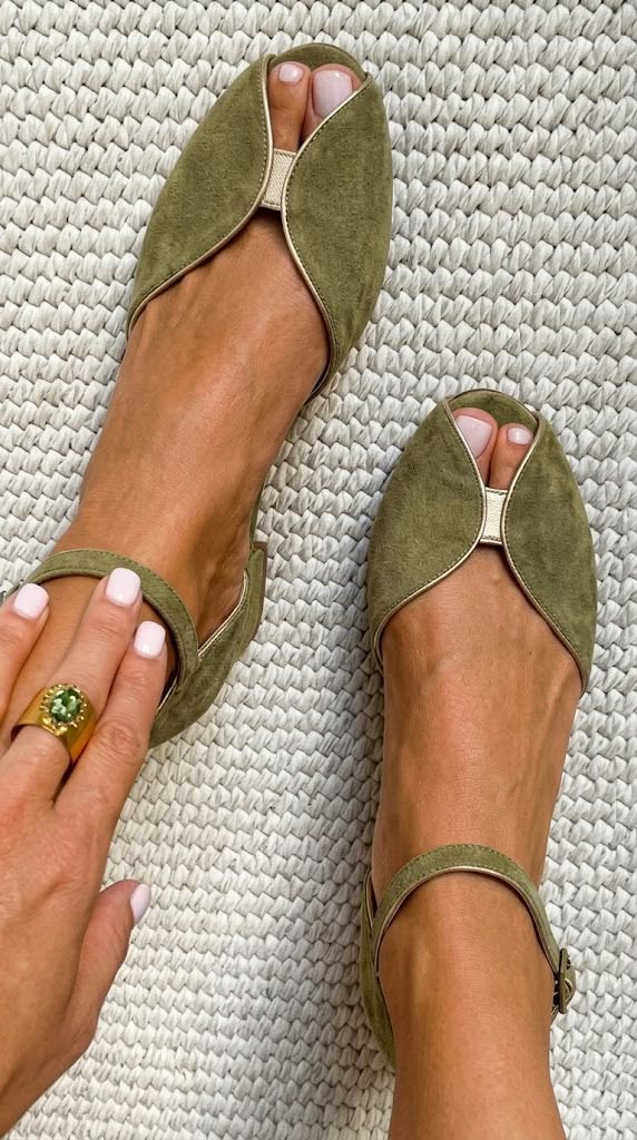 Eleganti ballerine in camoscio con finiture metalliche e punta aperta