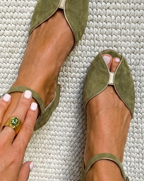 Eleganti ballerine in camoscio con finiture metalliche e punta aperta