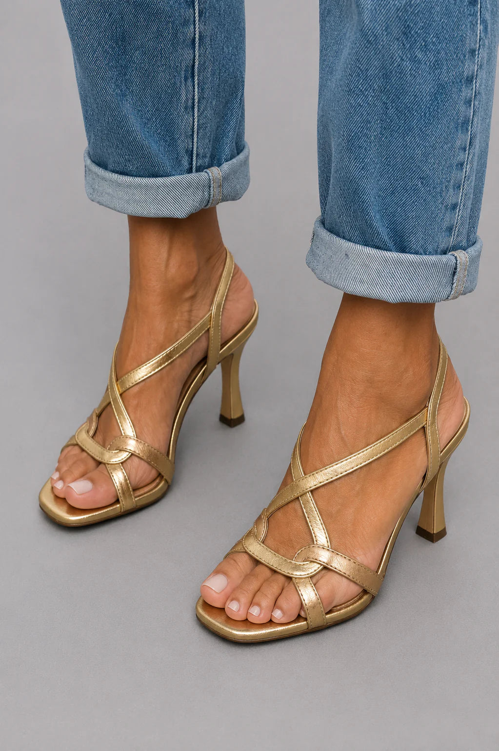Sandali color oro metallizzato con cinturini incrociati