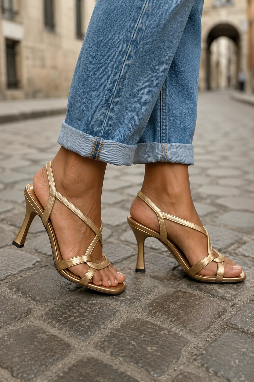 Sandali color oro metallizzato con cinturini incrociati