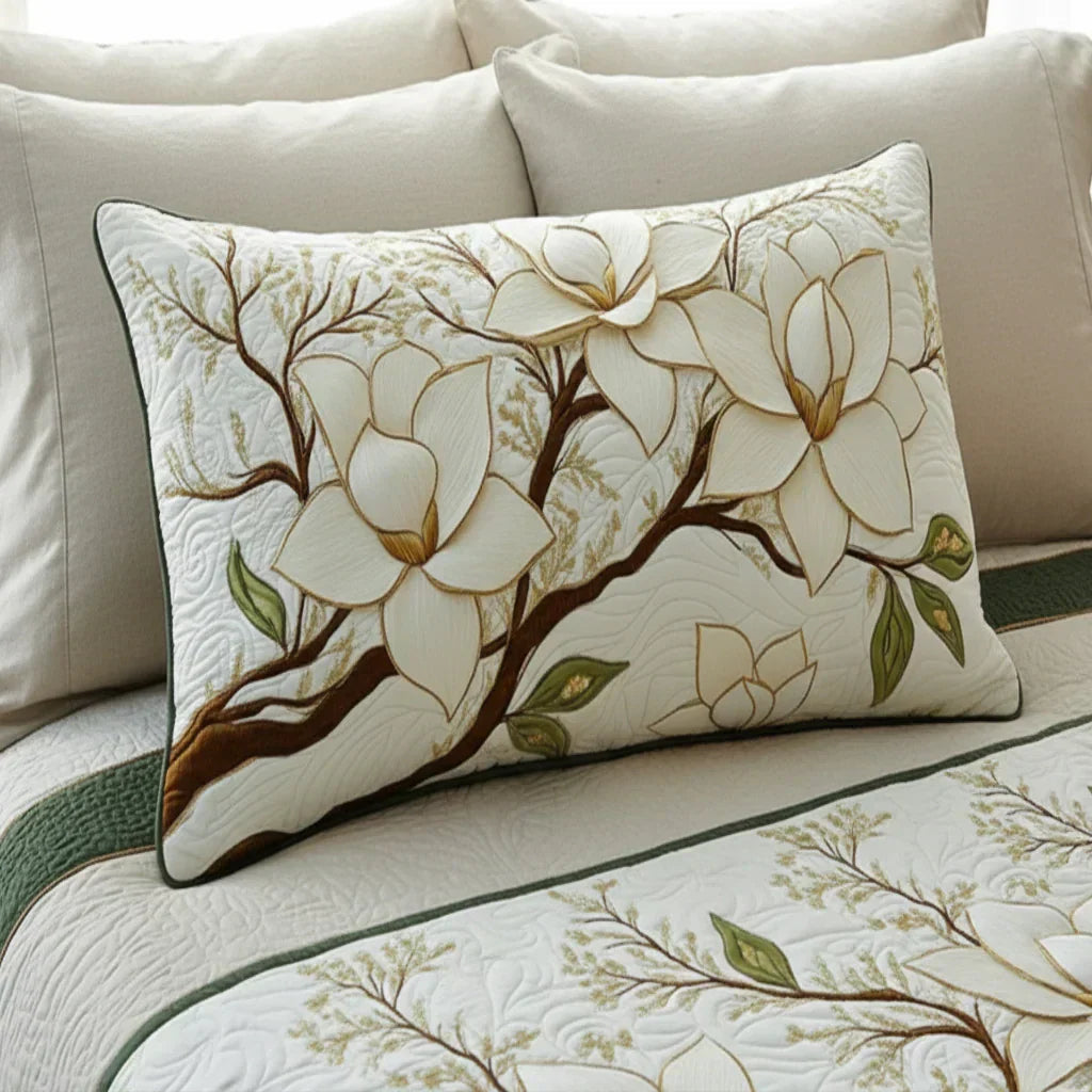 Copricuscino trapuntato con magnolia in fiore