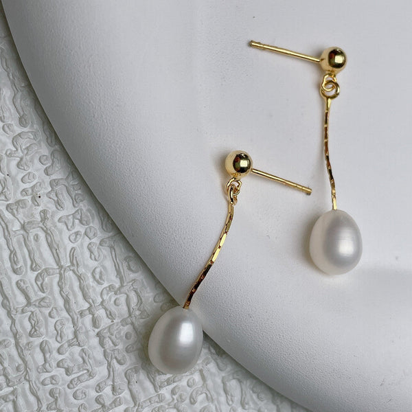 Orecchini con perle fresche delicate
