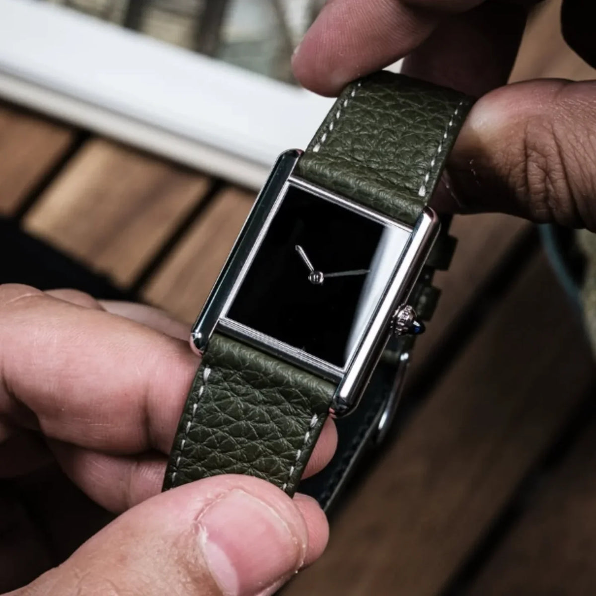 Orologio Minimalista Uomo — Cassa Quadrata, Quadrante Nero, Cinturino in Pelle