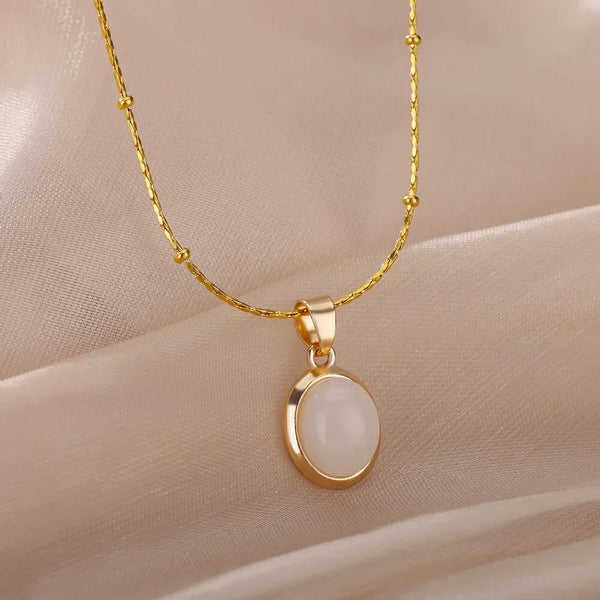 Collana chic in acciaio inossidabile dorato con pendente in opale a forma di goccia