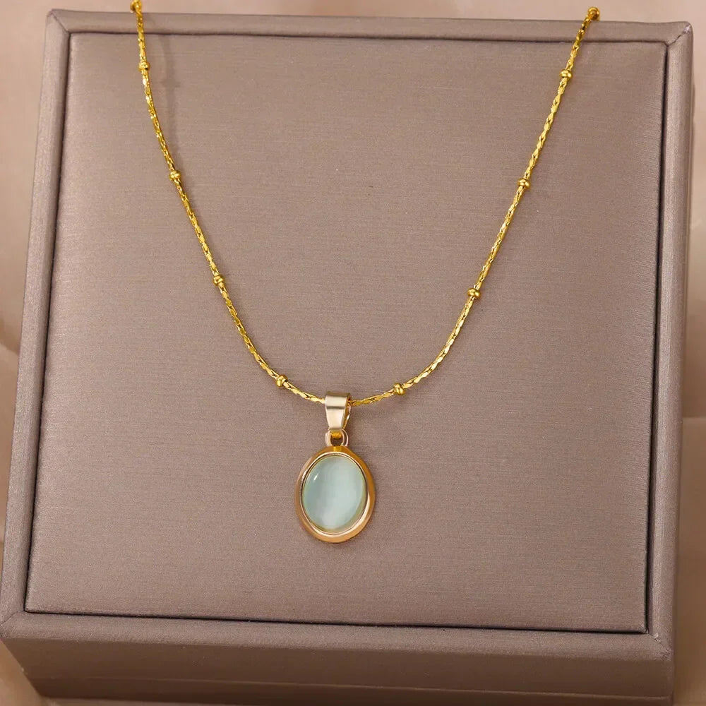 Collana chic in acciaio inossidabile dorato con pendente in opale a forma di goccia