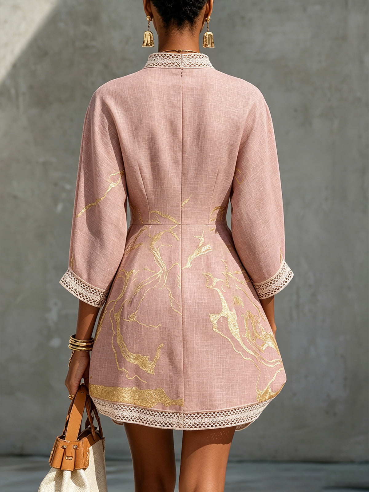 Seraphina | Abito in pizzo all'uncinetto con stampa dorata a scollo a V
