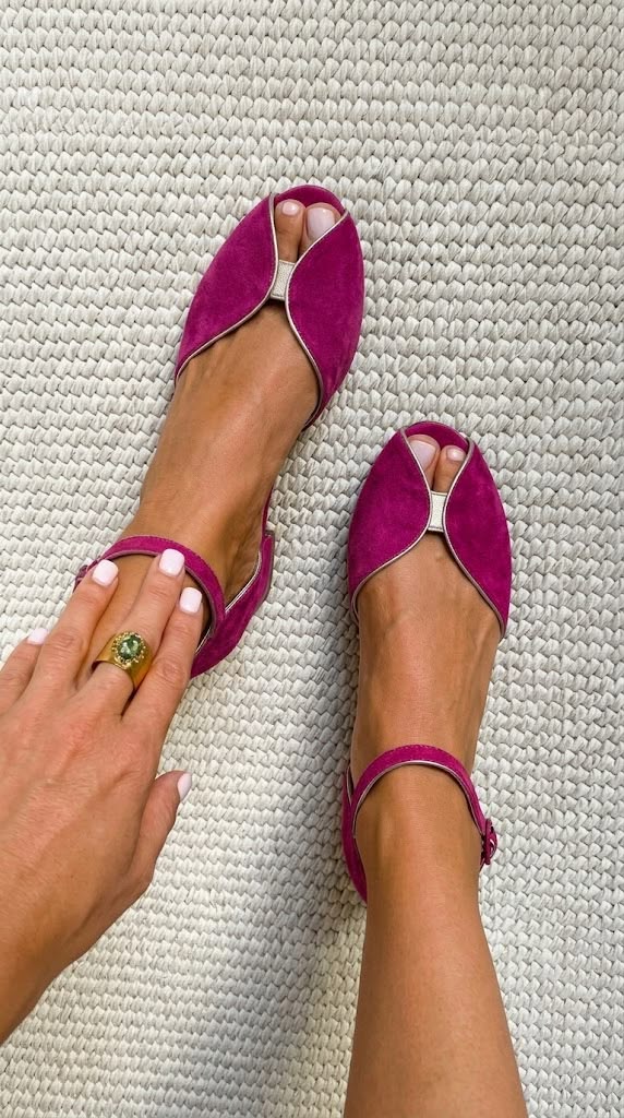 Eleganti ballerine in camoscio con finiture metalliche e punta aperta