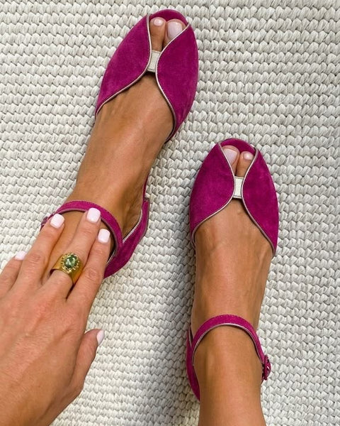 Eleganti ballerine in camoscio con finiture metalliche e punta aperta