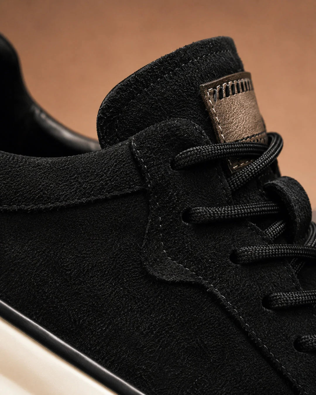 Valmere Low | Sneaker minimalista in pelle scamosciata