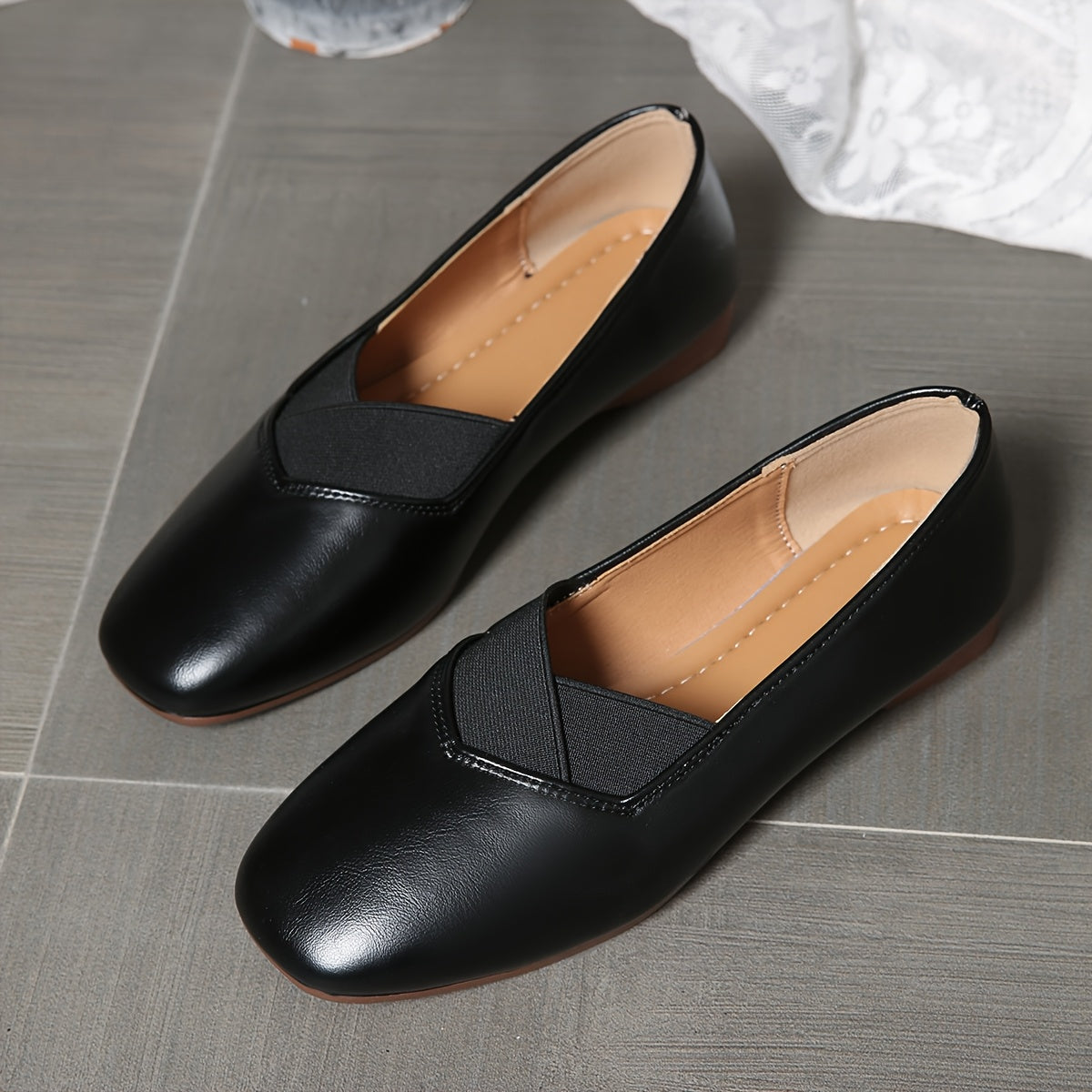 Delphine™ | Ballerine con cinturini incrociati e punta quadrata