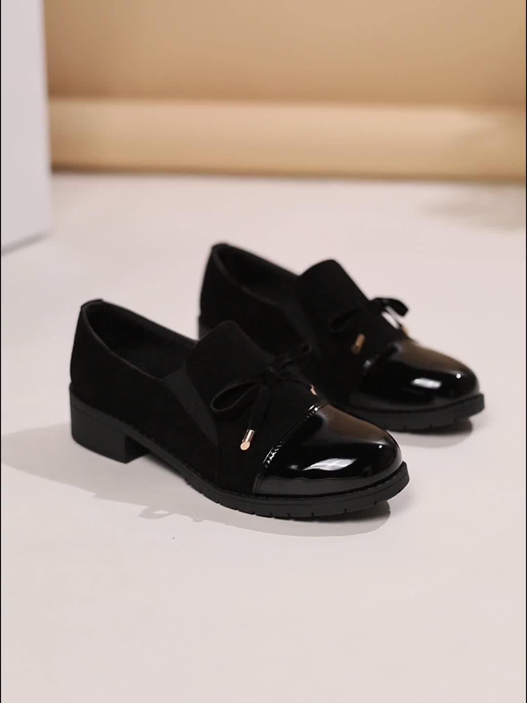 Hattie™ | Mocassini con punta in vernice e fiocco