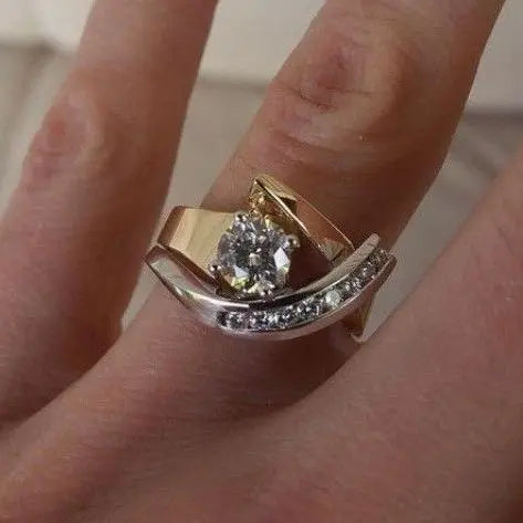 Anello irregolare di ispirazione antica in oro e argento con zirconia