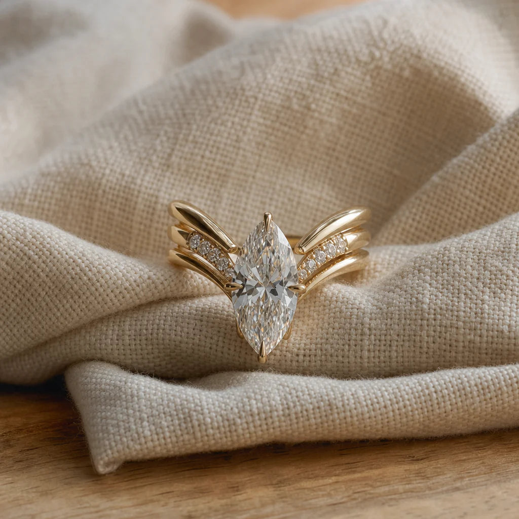 Anello in oro con corona pendente