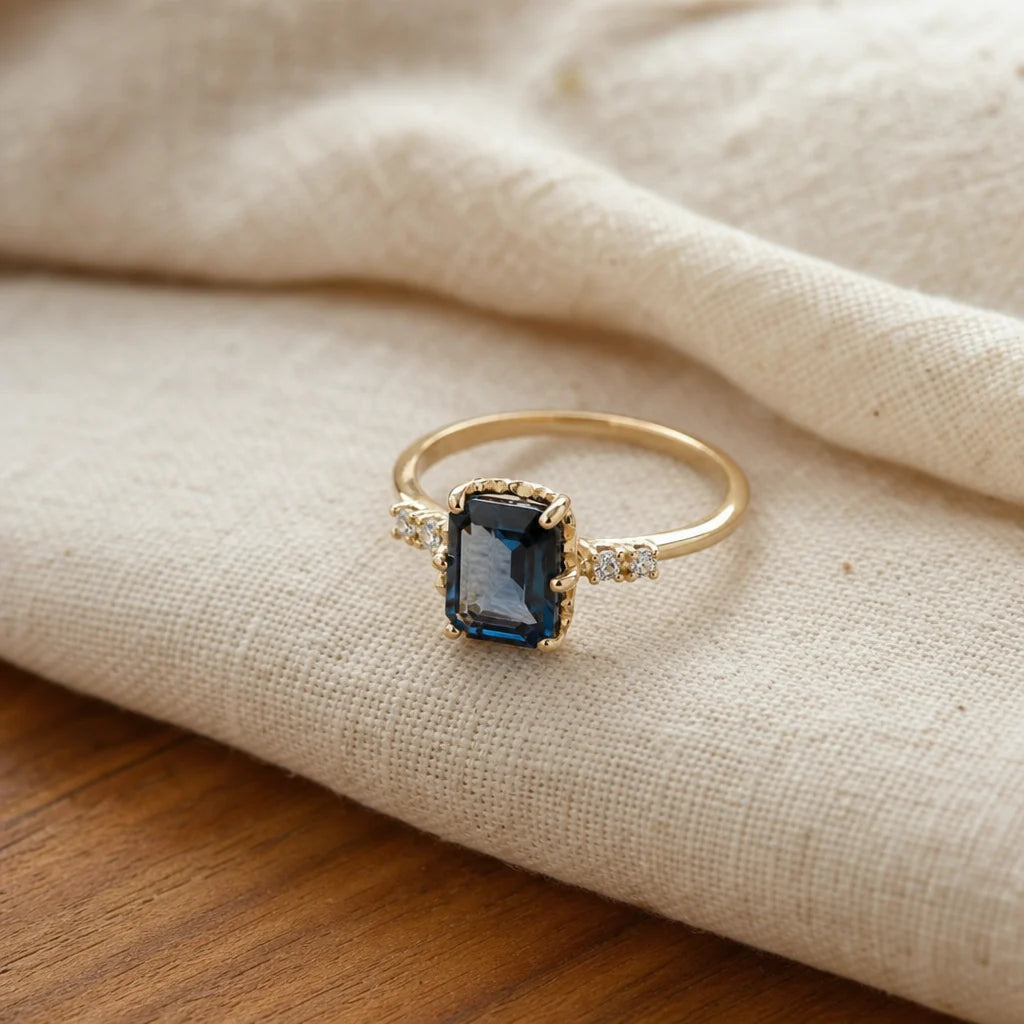Anello vintage in oro con cristalli blu