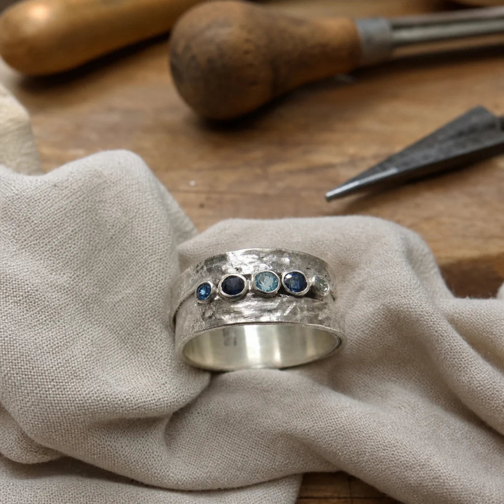 Anello in argento con pietre blu intarsiate