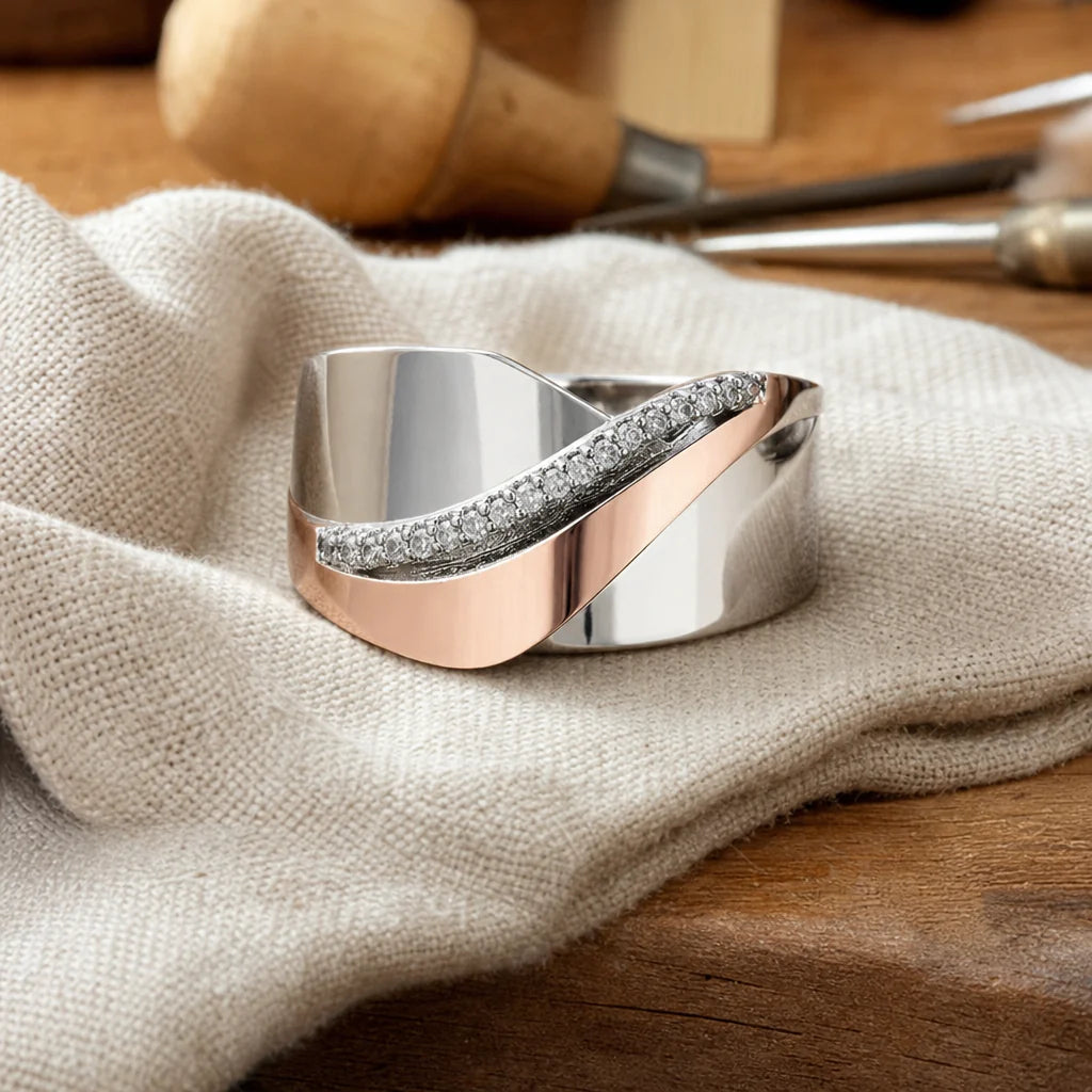 Anello vintage in oro rosa e argento con zirconi