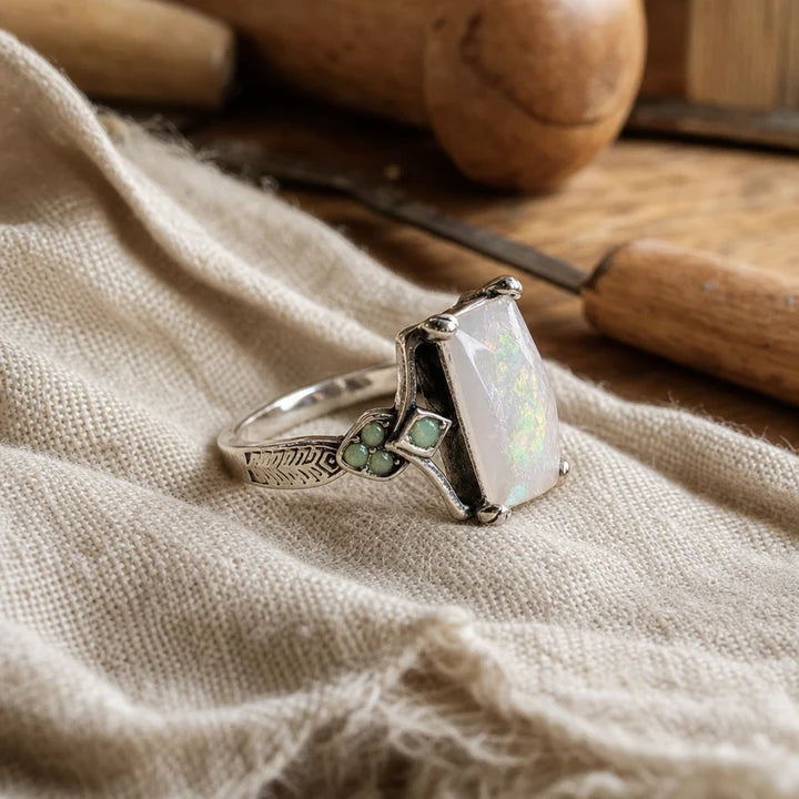 Anello vintage in argento con opale bianco