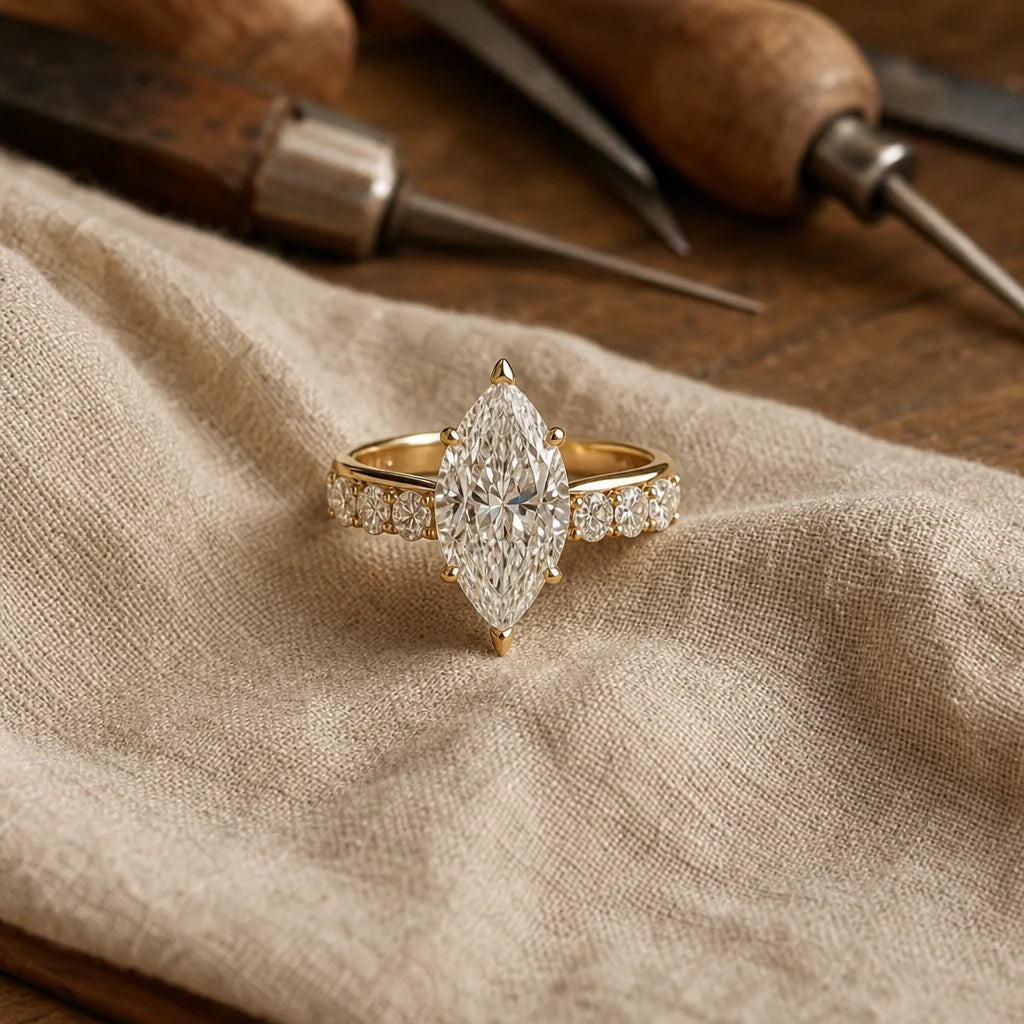 Anello in oro con diamante a taglio marquise