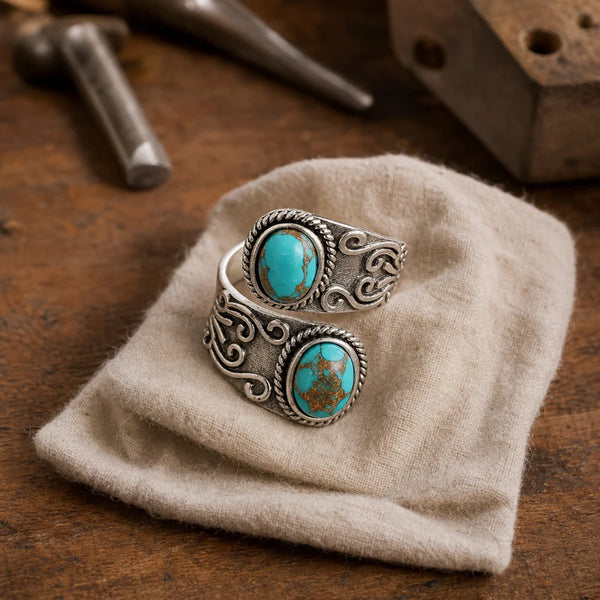 Elegante anello vintage con croce turchese