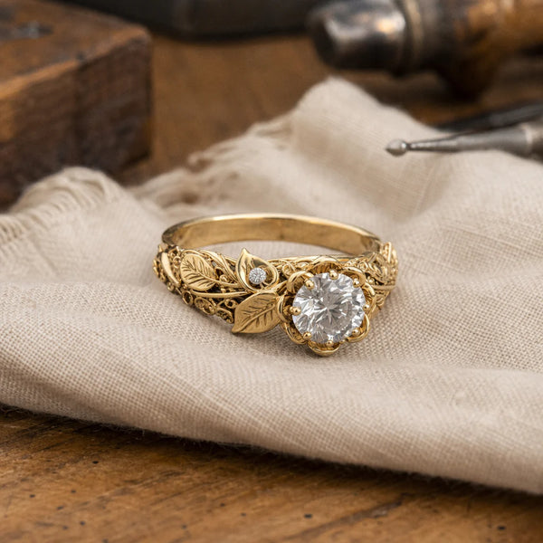 Anello con zirconi a foglia dorata