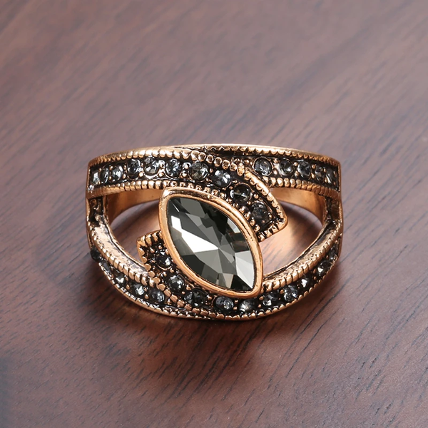 Anello con cristallo nero