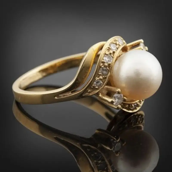 Anello chic con perla e oro radioso