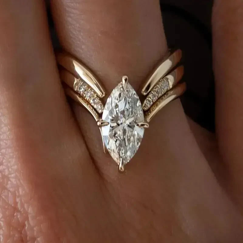 Anello Elegante con Corona Dorata