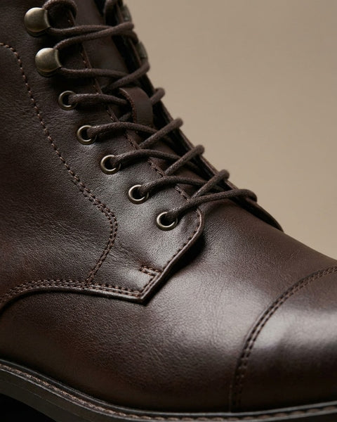 Stivali in pelle scura progettati per durare